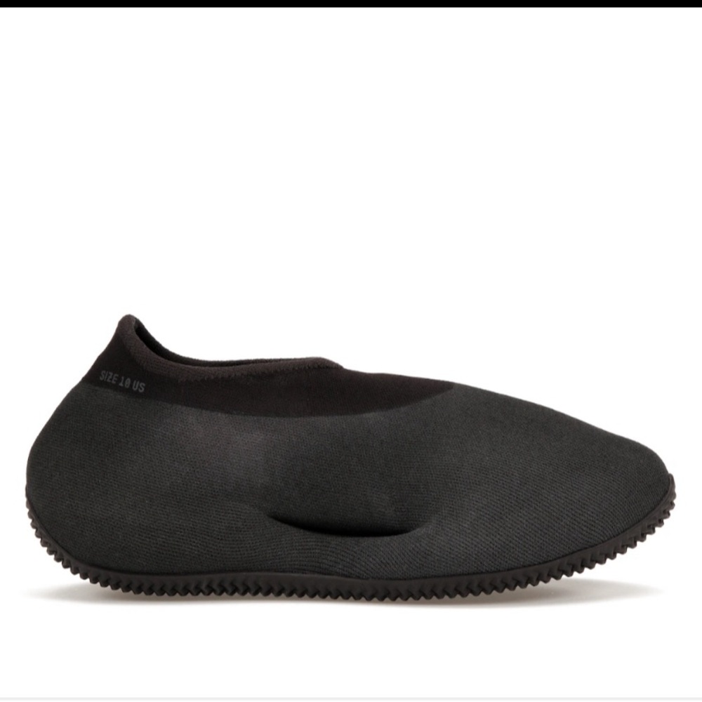 AUTHENTIC YEZZY KNIT RNR ONYX SIZE 7.5 fits like a BIG KIDS 7. RUNS SMALL